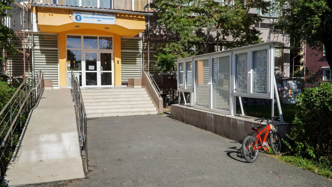 Elev de clasa a V-a hărțuit de trei colegi în școală. L-au închis în baie și l-au amenințat