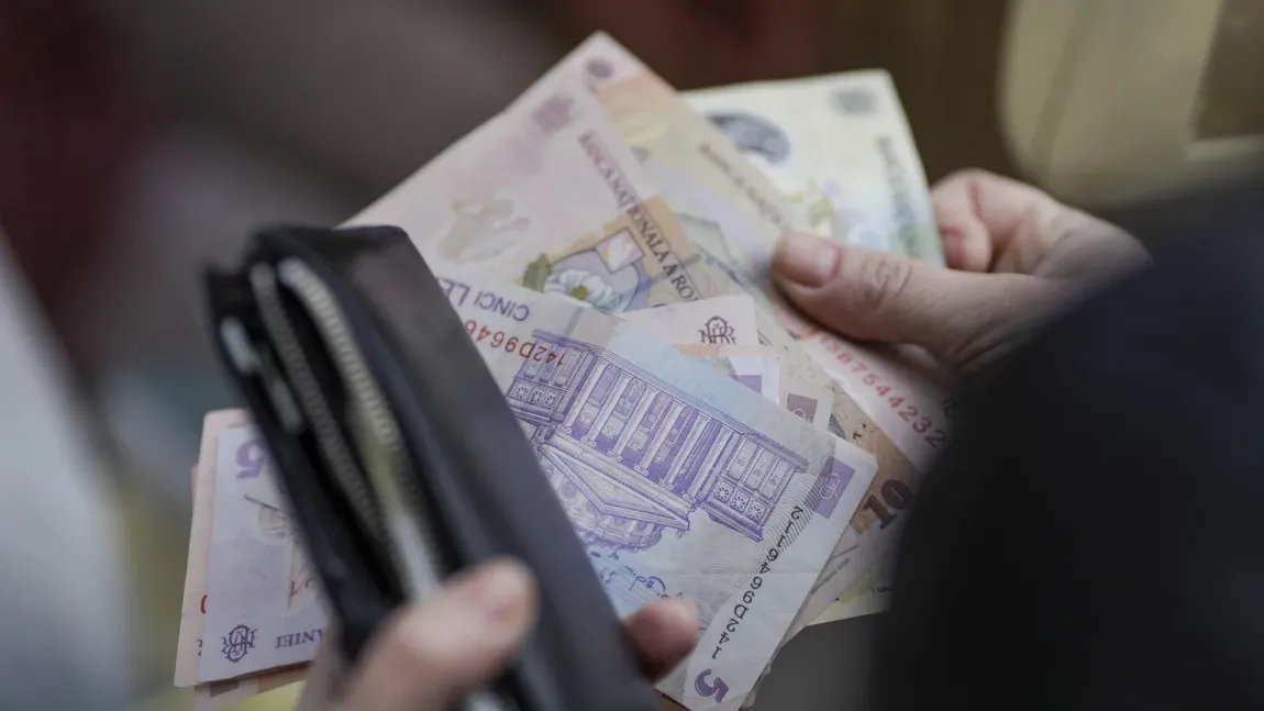 Cum plătesc românii o taxă de şapte lei pe zi fără să ştie. Sunt afectaţi atât angajaţii, cât şi pensionarii
