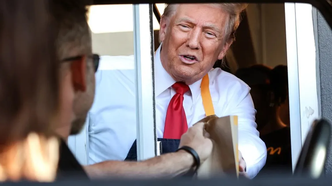 Donald Trump, conferință de presă de la fereastra unui drive-thru McDonald’s. Ce mesaj i-a transmis rivalei sale Kamala Harris