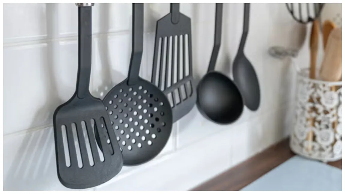 Cât de periculos este plasticul negru folosit în ustensilele de bucătărie și în jucării. Semnalul de alarmă tras de oamenii de știință
