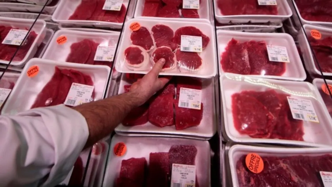 Ce a pățit un român care a cumpărat carne din supermarket. A avut un mare șoc când a ajuns acasă: „E hoție pe față”