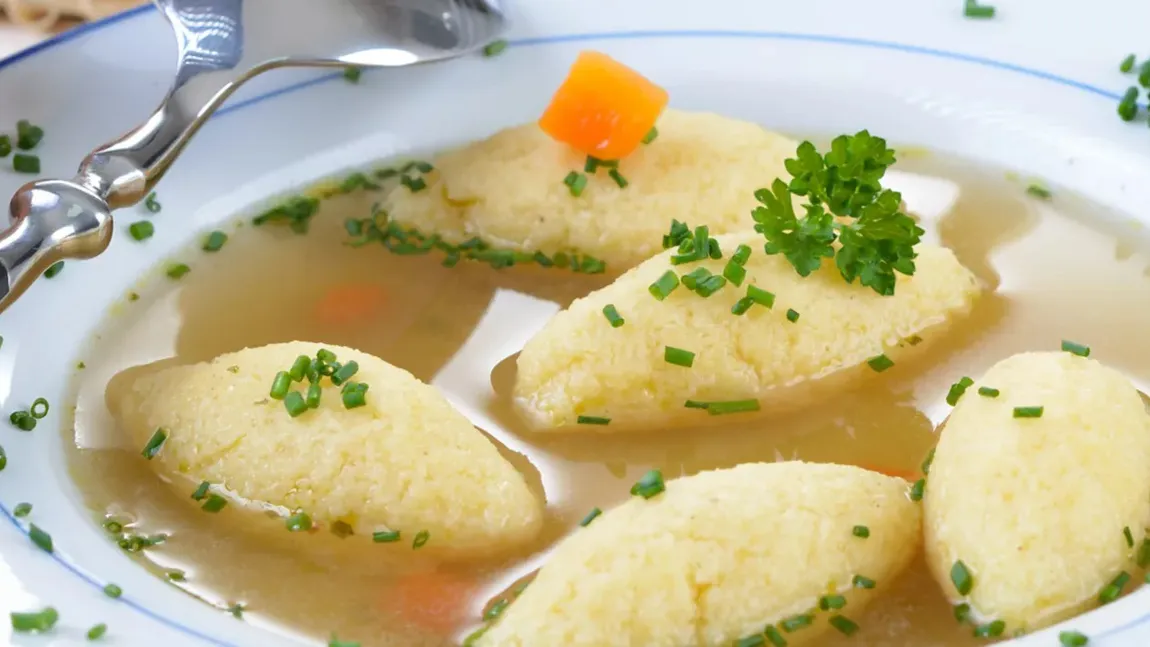 Ce pun gospodinele din Moldova în supa de găluște la final. Ingredientul secret care o face și mai gustoasă
