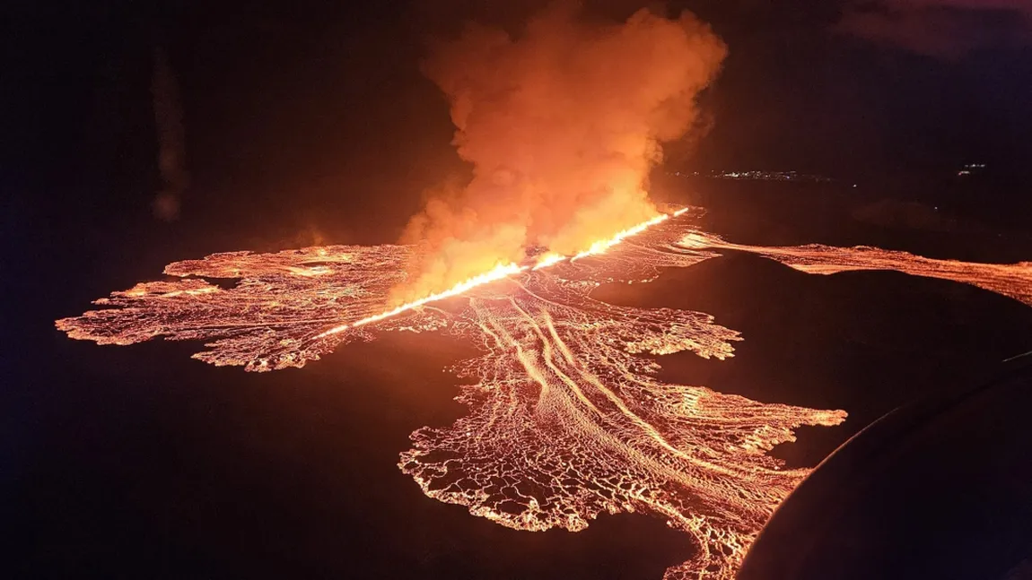 VIDEO Imagini spectaculoase cu erupţia unui vulcan surprinse din avion. Lava a înghiţit o parcare uriaşă