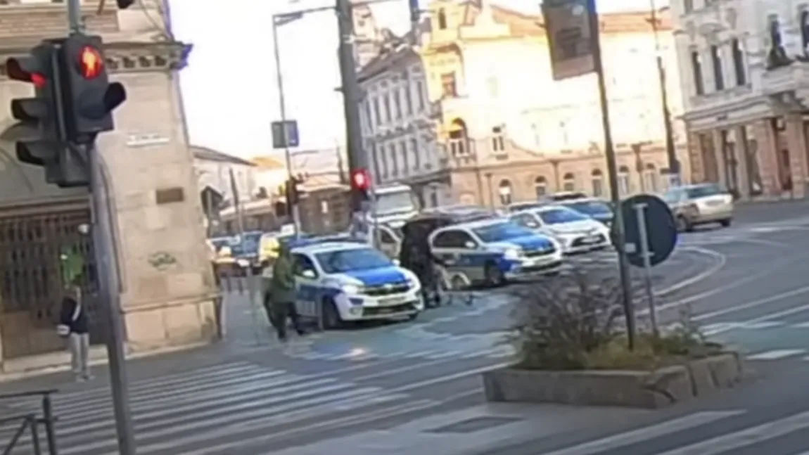 Polițiști sancționați după ce o autospecială a fost filmată când circula pe un trotuar din Cluj, folosind abuziv mijloacele sonore şi luminoase