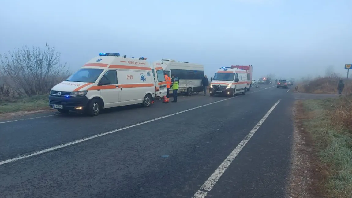 Accident grav pe o șosea din județul Mureș. Un microbuz școlar și o mașină s-au ciocnit violent