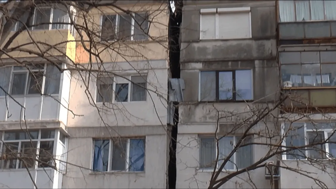 Amenzi uriașe pentru românii care stau la bloc. Câți bani plătesc dacă nu au așa ceva la ușă, e LEGE pentru toți!