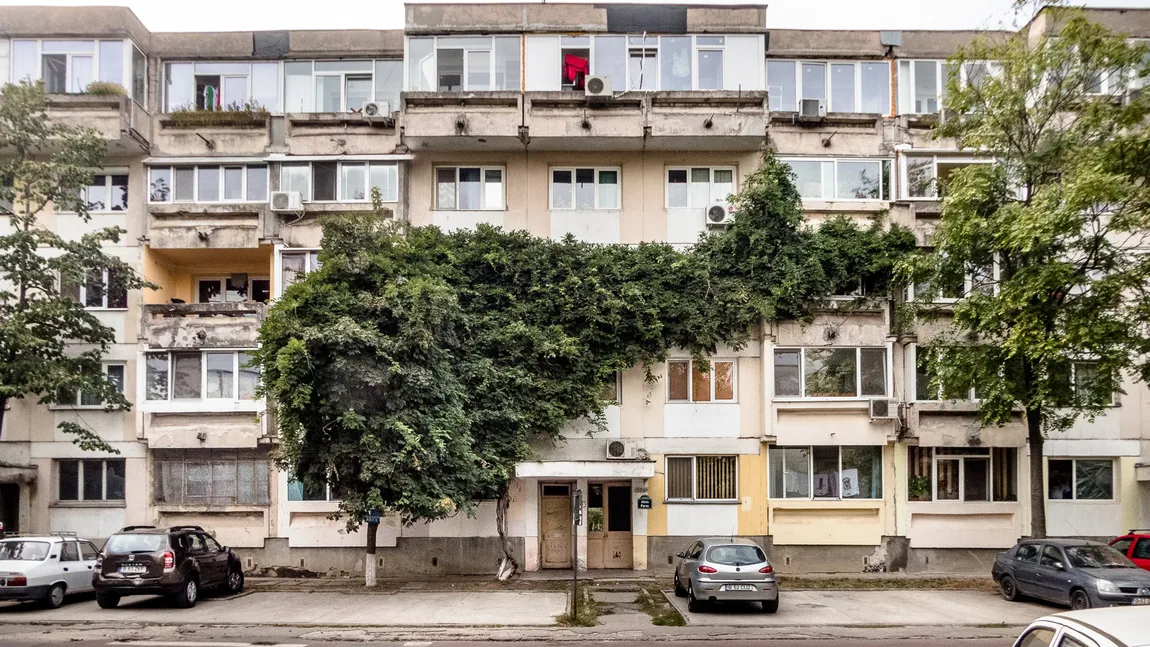 Viața la bloc are reguli dure. Ce pățesc cei care depozitează vechituri în spațiile comune