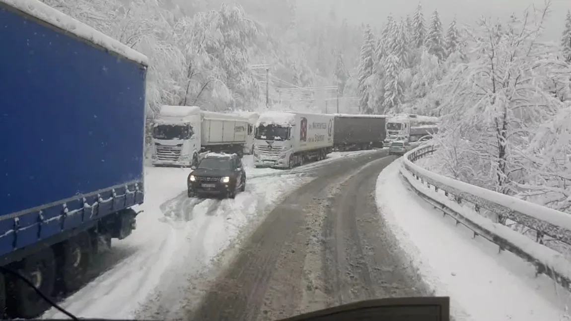 Haos pe DN1, spre Predeal. Mașini și TIR-uri blocate în trafic din cauza zăpezii VIDEO