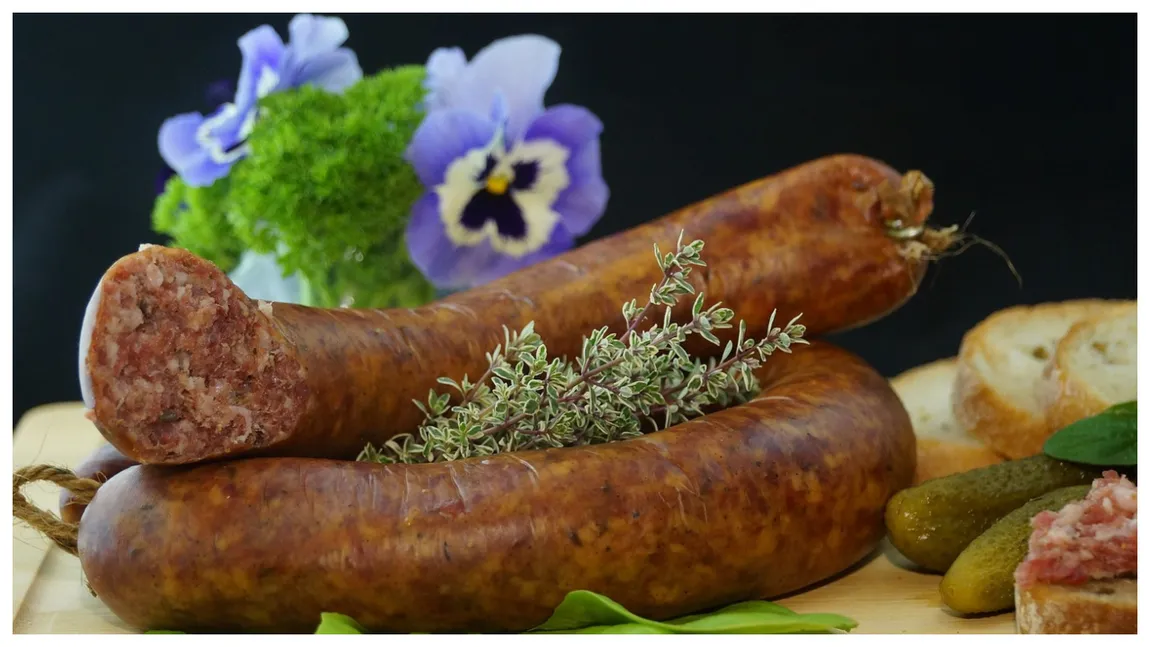 Rețete de cârnați de casă de Crăciun ale Ginei Bradea, Jamilei și Laurei Laurențiu. Ies zemoși, gustoși și cu adevărat savuroși