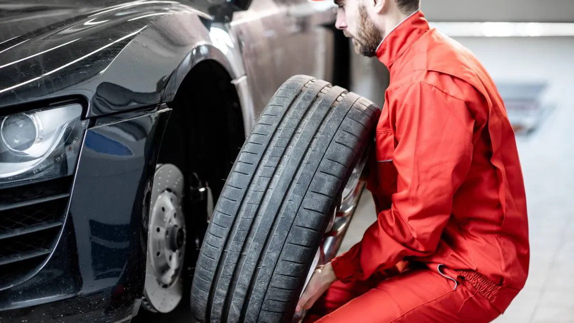 Cât costă să-ţi schimbi cauciucurile de vară cu anvelope de iarnă. Românii s-au înghesuit la service-uri după ninsorile din ultimele zile