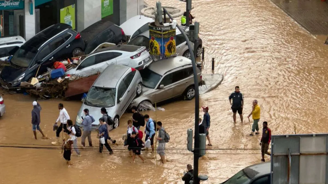 „Apa a ajuns până la etajul 2...