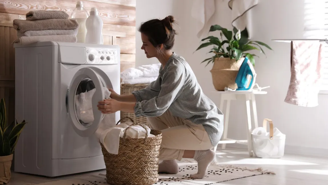 Ingredientul care ajută hainele să miroasă și mai tare a detergent. Trebuie să îl adaugi în mașină la fiecare spălare
