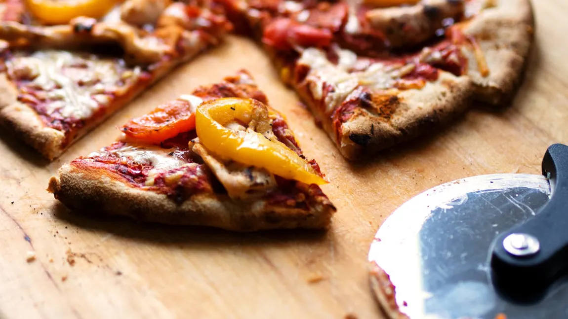 Cea mai simplă și rapidă pizza de casă. E pufoasă la interior și crocantă la exterior
