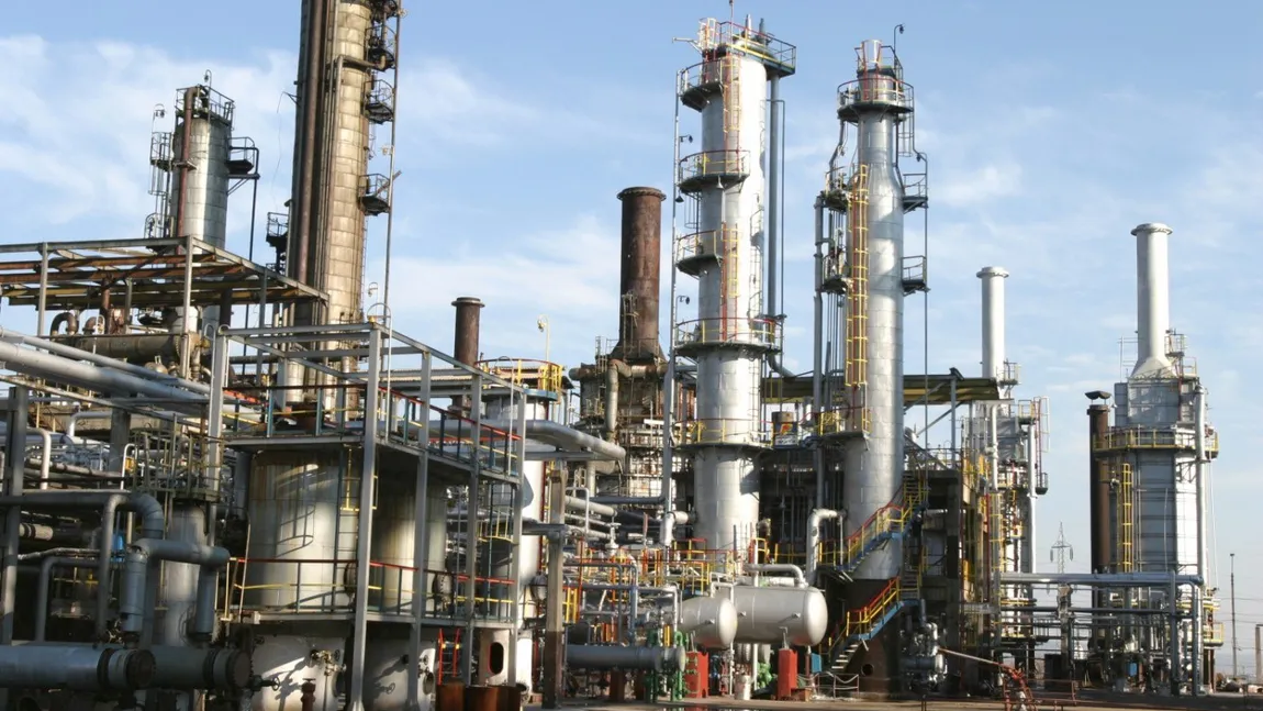 Legea care triplează impozitul pe cifra de afaceri a marilor companii petroliere la 1,5%, promulgată de Klaus Iohannis