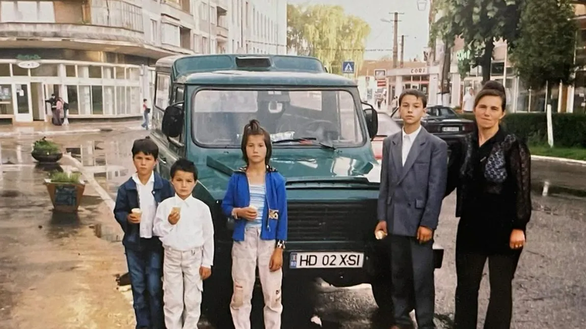 Recunoaște personajele din imagine. Poza este făcută în 2004, iar astăzi, familia este una dintre cele mai faimoase din showbiz-ul românesc