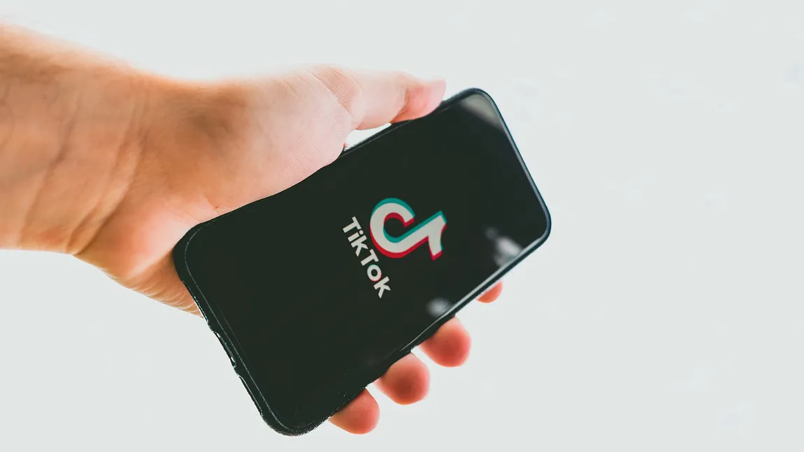 O nouă provocare pe TikTok face ravagii în rândul tinerilor. Zeci de adolescente s-au automutilat, părinții sunt disperați: ”A devenit cel mai rău coşmar al meu”