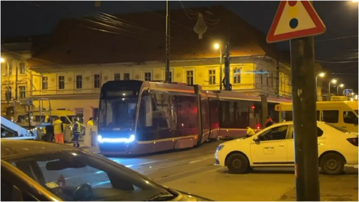 Incident grav în Timișoara. Un tramvai a sărit de pe linii și a ajuns pe trotuar. De vină ar fi fost vatmanul