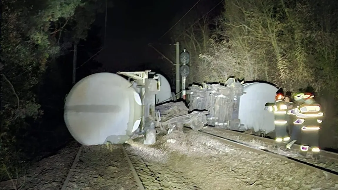 UPDATE Reacția lui Raed Arafat. Accident feroviar grav în județul Mehedinți. Un tren care transporta 1.300 de tone de benzină a deraiat. Au fost semnalate scurgeri de carburant