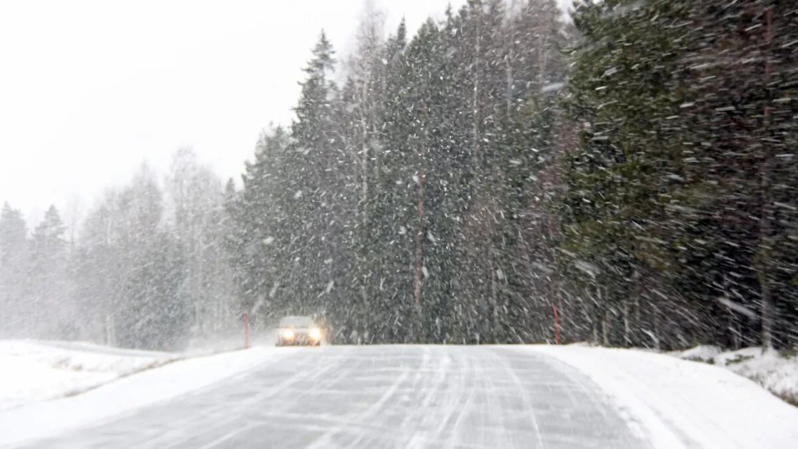 Ninsorile lovesc puternic în zona de munte, iar drumarii intervin pe mai multe drumuri din țară. Prognoza meteo pentru 12 noiembrie - 9 decembrie