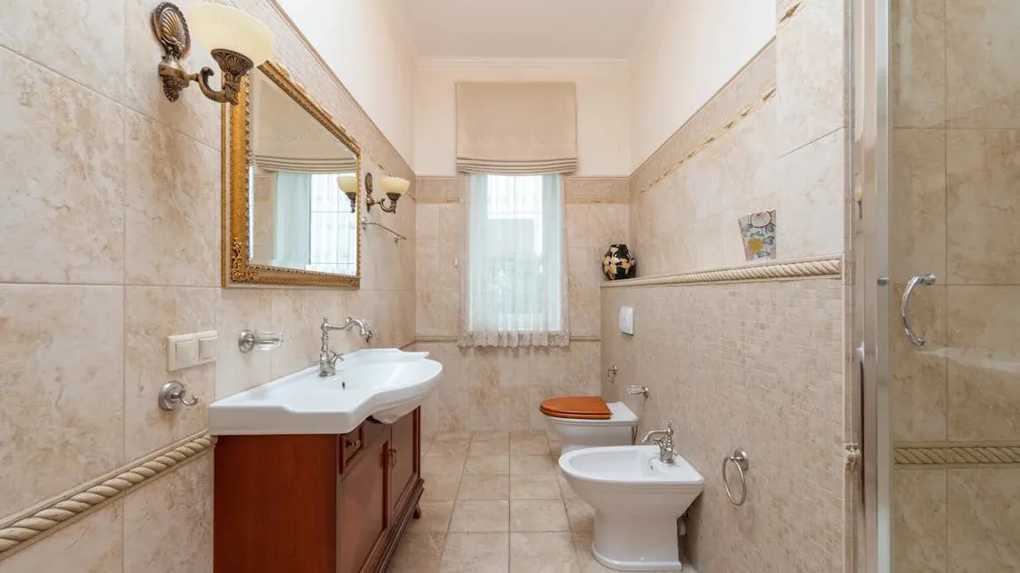 Află cum să elimini rapid tartrul din toaletă. Cu acest truc faci lună în baie, îndepărtezi toată murdăria