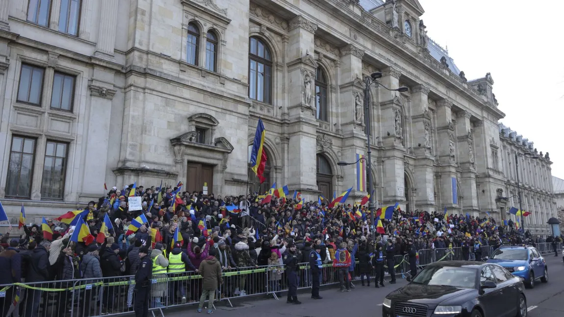 VIDEO Avocații lui Călin Georgescu au cerut recuzarea judecătoarei de la Curtea de Apel. Instanța a evacuat sala. Sute de susținători ai lui Georgescu protestează pe treptele CAB