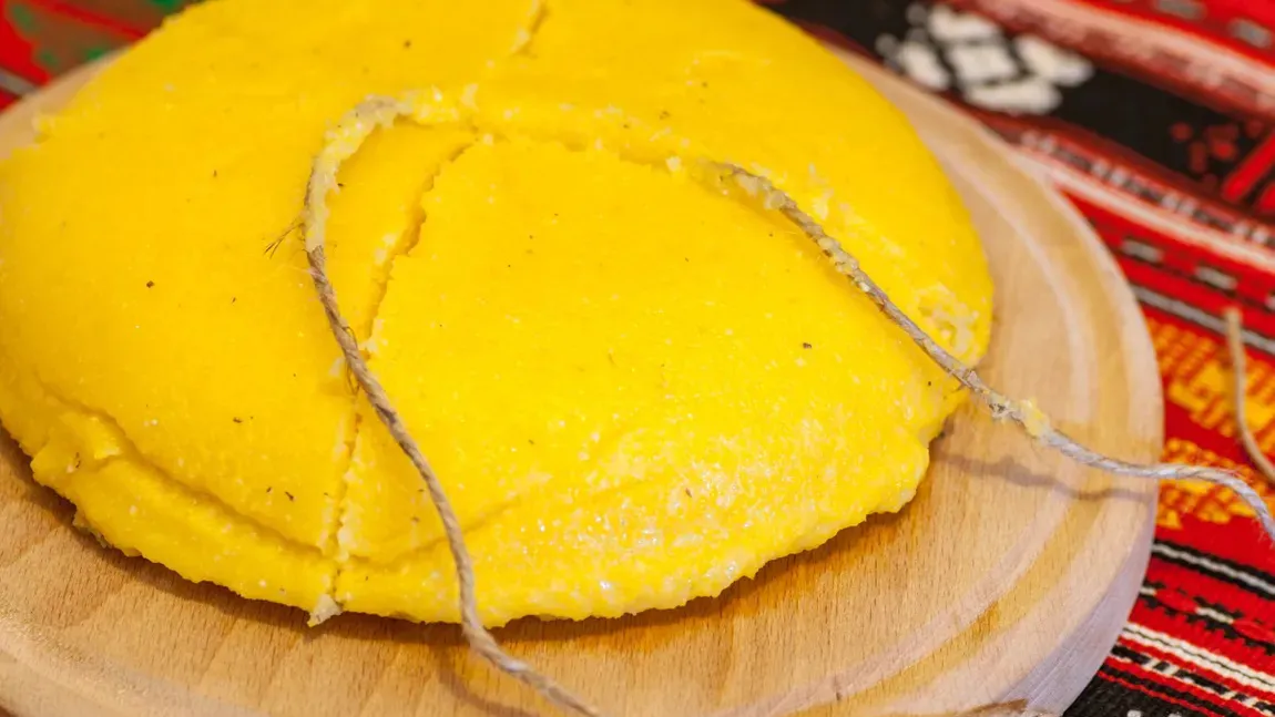 Ce să adaugi în mămăligă la final, după ce stingi aragazul. Singurul ingredient care o face cu adevărat gustoasă și cremoasă, fără cocoloașe