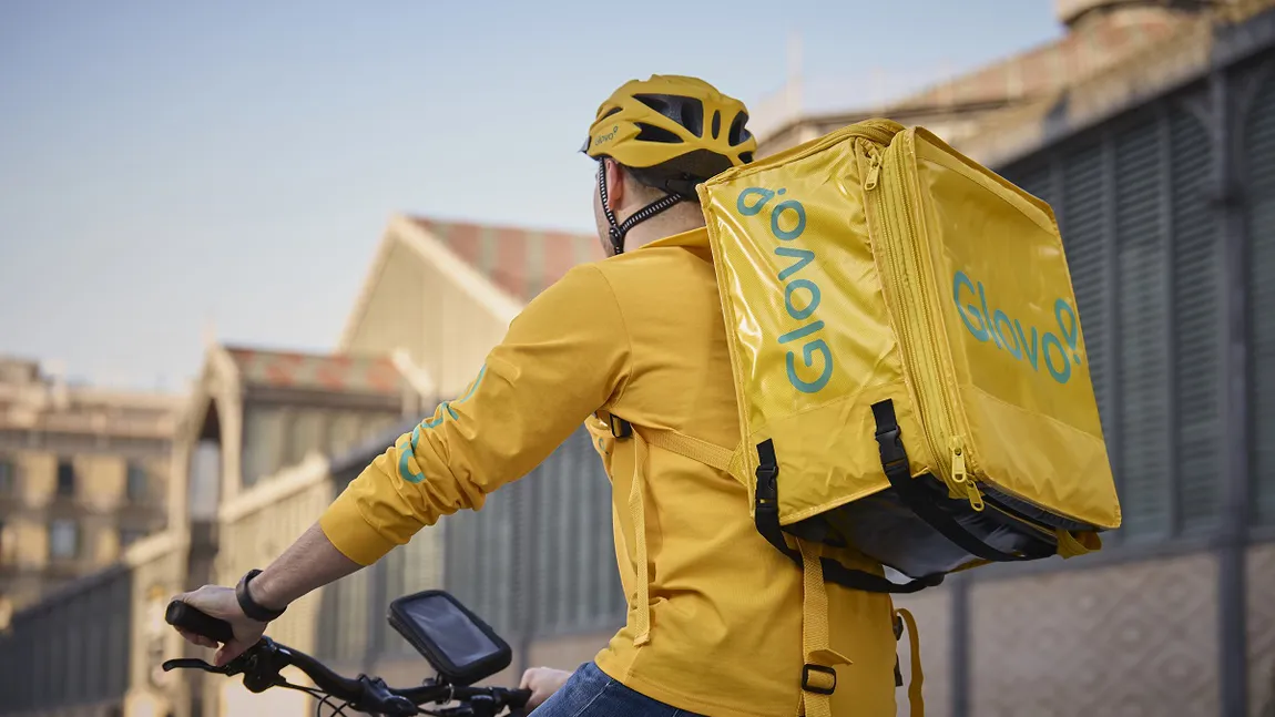 Ce au comandat românii pe Glovo în 2024: burgeri, pizza şi shaorma. Minutul de aur a inclus 1.465 de produse