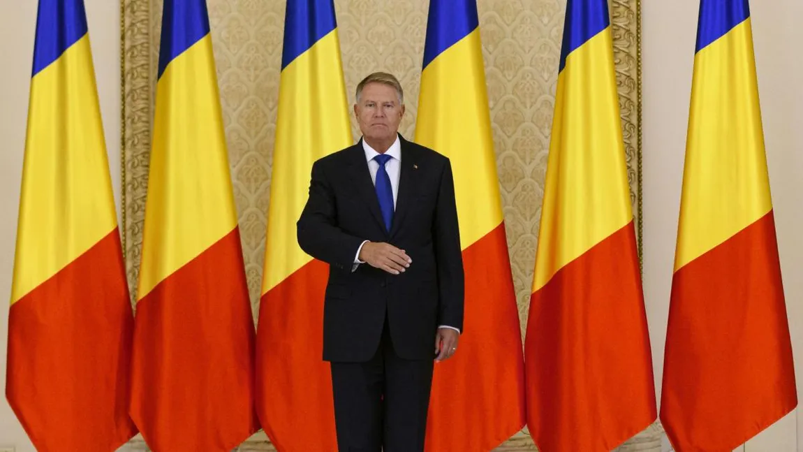 Klaus Iohannis îl decorează pe preşedintele CCR şi pe alţi doi judecători. Elena Lasconi: 