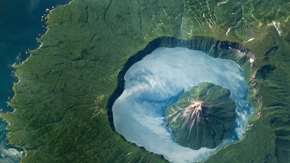 Imagine spectaculoasă surprinsă de un astronaut. Unde se găsește ”Lacul de nori” și ce este fenomenul denumit ”strălucire solară”