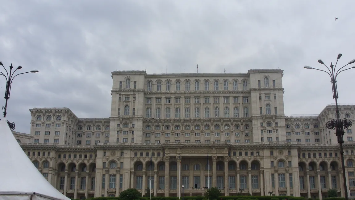 Parlamentul se reunește, vineri, în prima ședință din noua legislatură. Funcţiile de conducere, disputate de PSD şi PNL
