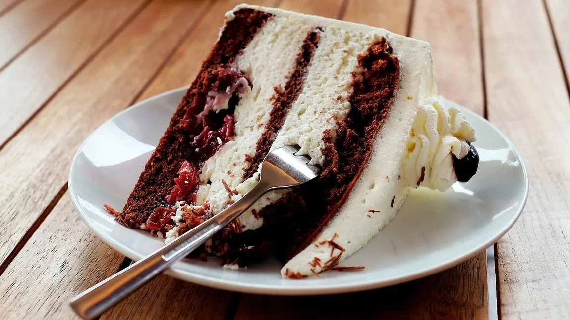 Tort de ciocolată cu nucă și cremă mascarpone. Desertul care îți va fascina familia, în noaptea dintre ani