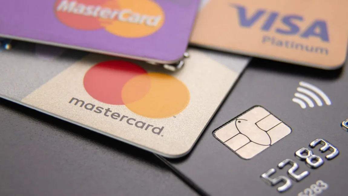 Se schimbă cardurile bancare. Modificările vor viza în principal cumpărăturile online
