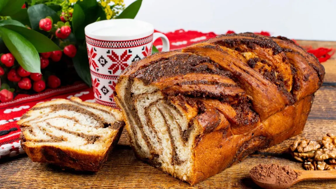 Cozonaci rumeni și delicioși, fără frământare. Cu ce să-i ungi la final pentru un aspect demențial și gust unic