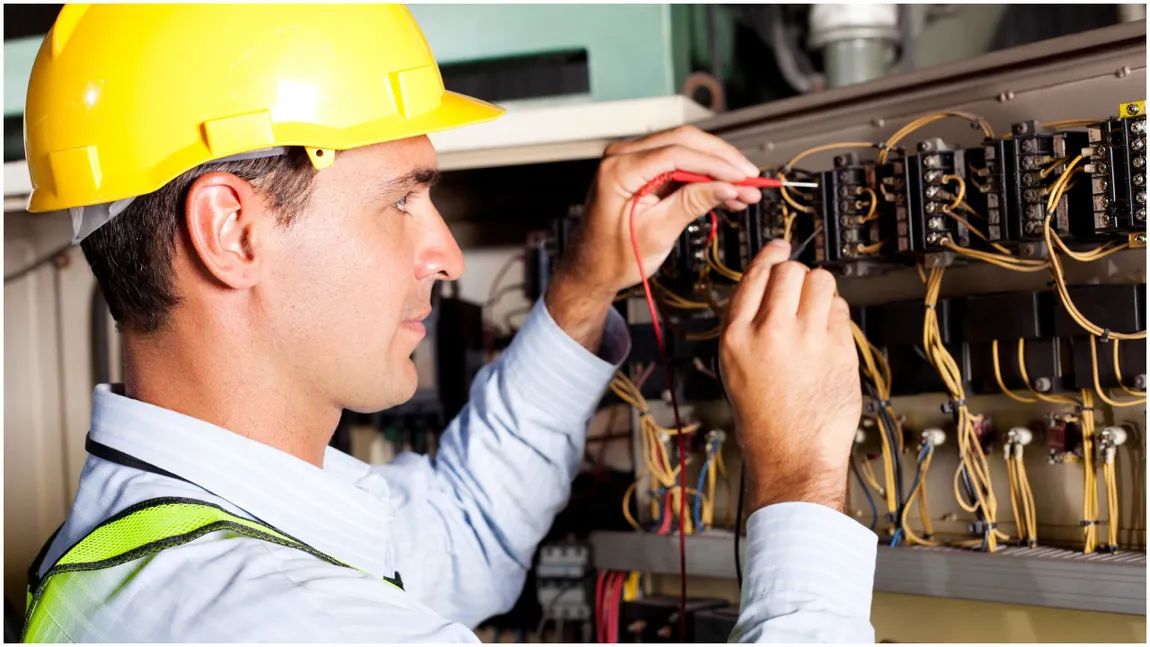 Salariul imens pe care-l încasează un electrician român în Olanda. Sunt zeci de posturi disponibile, dar lipsesc candidați