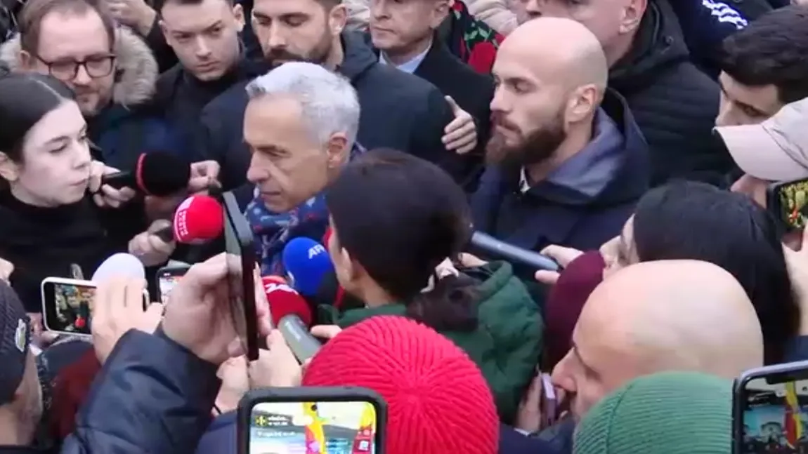 Călin Georgescu a mers la secția de vot, deşi s-au anulat alegerile. Susţinătorii lui au scandat: 