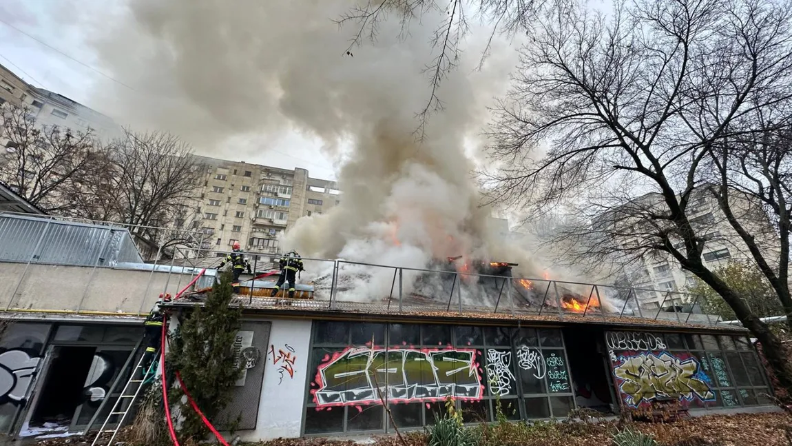 Incendiu în centrul Capitalei. Fostul restaurant Mărul de Aur a luat foc. Acoperisul este în pericol de prăbuşire