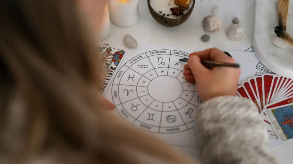Horoscop 12 decembrie 2024. Ai grijă la deciziile financiare impulsive, emoțiile pot scăpa de sub control