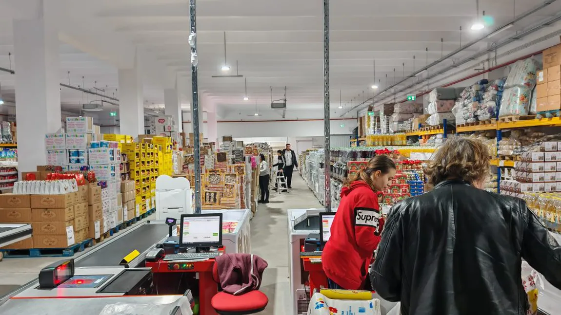 Supermarketul preţurilor mici vinde marfa direct de pe paleţi. Aici găsești suc mai ieftin decât apa de la robinet și detergent la prețuri de acum zece ani!