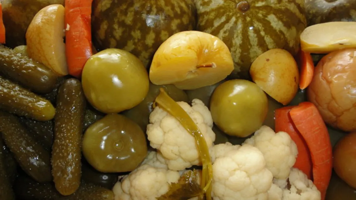 Simplu și delicios, ideal în postul Crăciunului. Preparatul pe care îl poți găti cu murături asortate, după rețeta mănăstirească