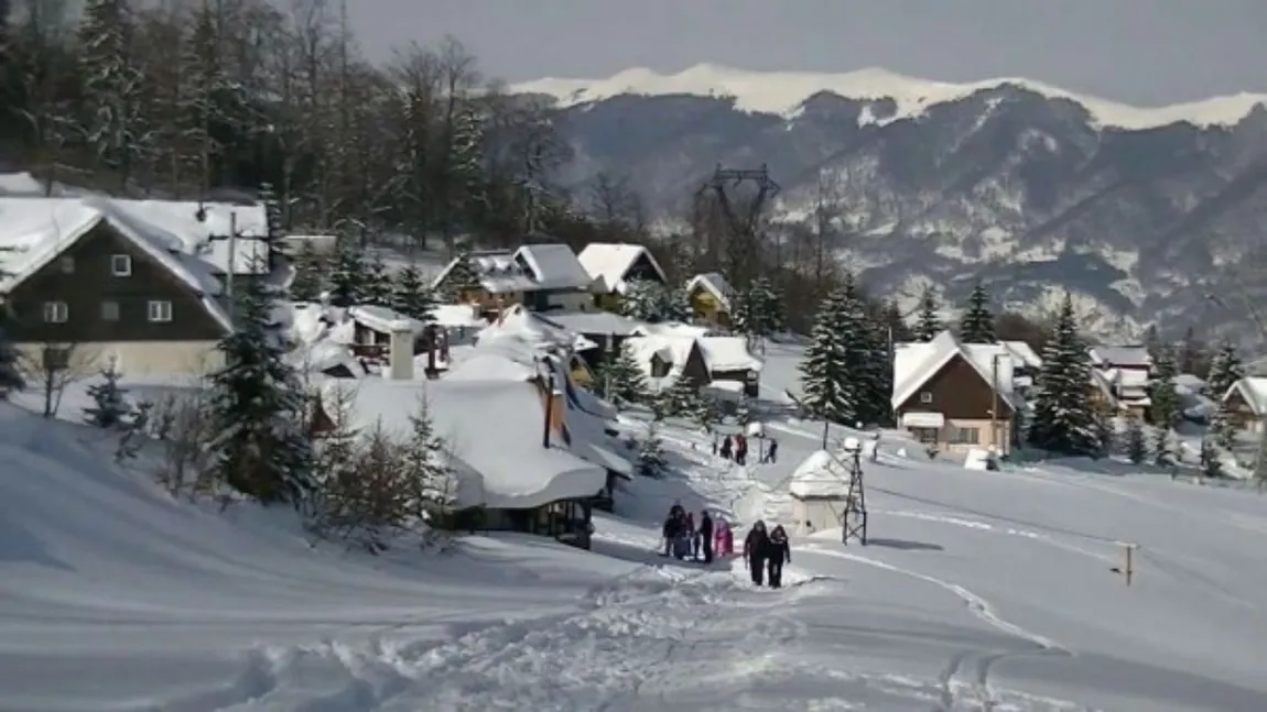 Care este cea mai ieftină stațiune montană din România. Turiștii plătesc 10 lei pentru urcarea cu telegondola și schiază pe șosea