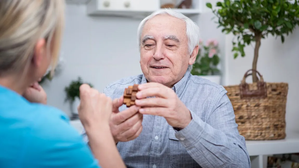Rudele persoanelor aflate în dificultate, obligate să aibă grijă de acestea. Ce riscă dacă nu se conformează acestei reglementări