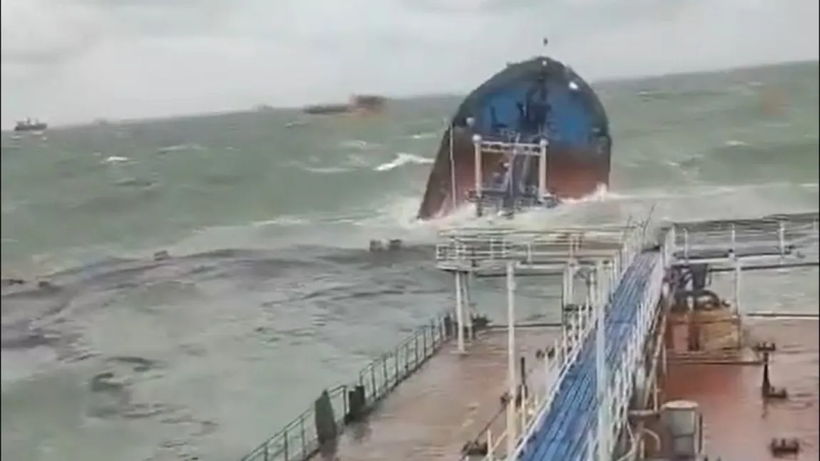 Un petrolier al Rusiei a fost rupt în două de o furtună, în apropiere de Marea Neagră! ”A avut loc o deversare de produse petroliere”
