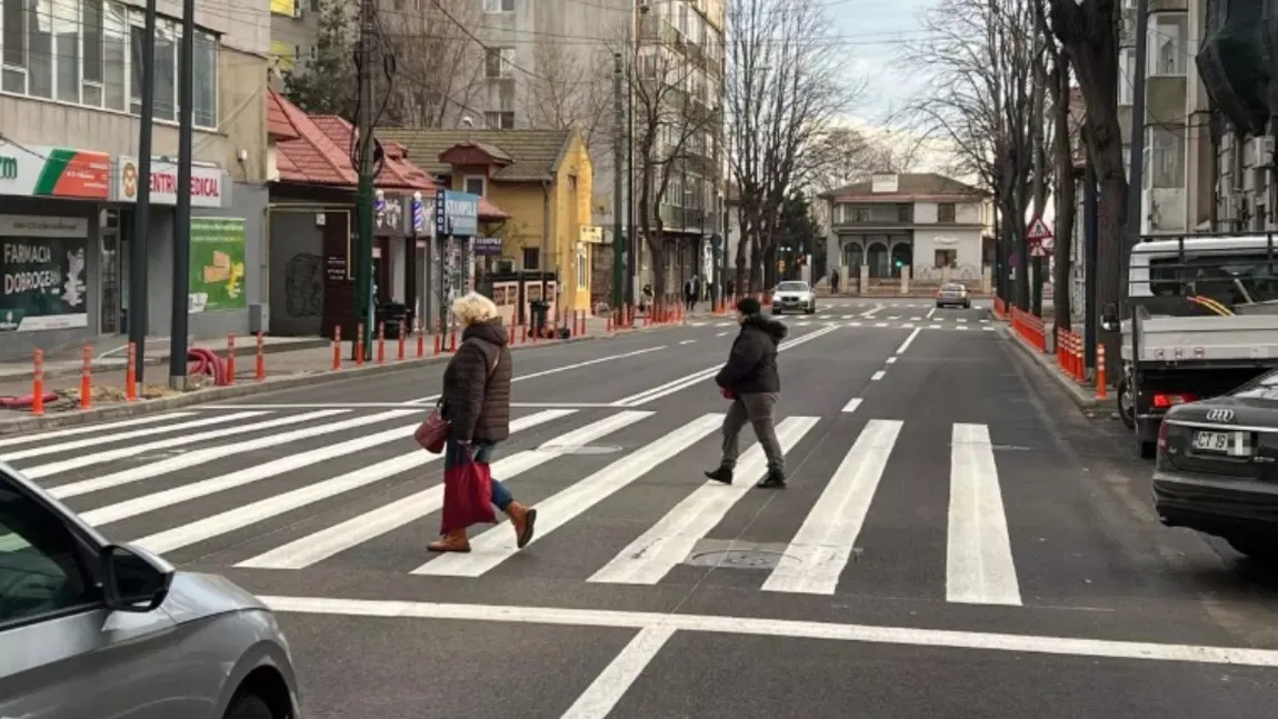 Ce greșeală gravă fac pietonii când traversează strada. Urmările pot fi tragice!