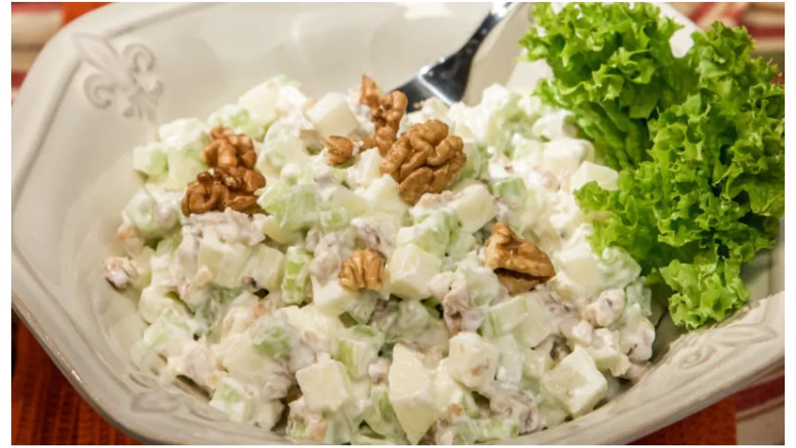 Salata de țelină cu mere și nuci, garnitura perfectă pentru friptura de Anul Nou. Uite cum se prepară