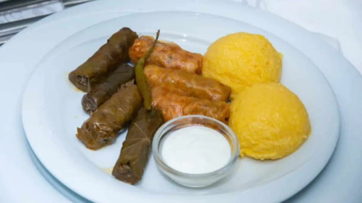 Ce se întâmplă în corp atunci când mănânci sarmale cu mămăligă și smântână. Mulți români aleg această combinație, însă nu știu riscurile la care se expun