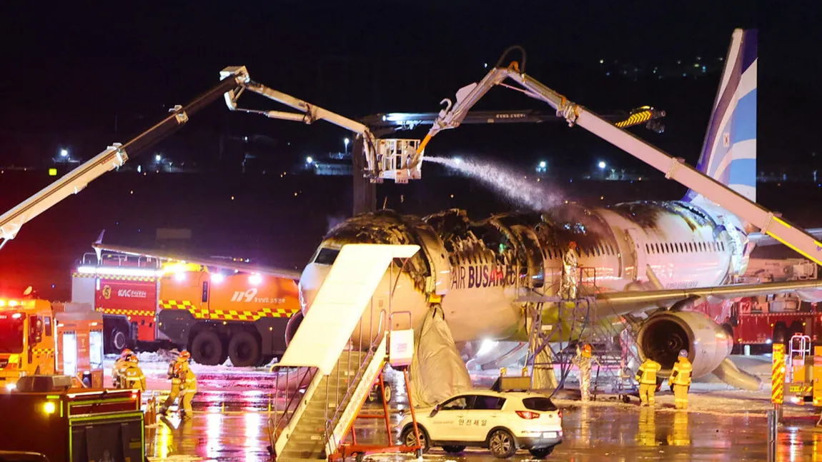 VIDEO Panică în aeroport, un avion cu 179 de pasageri a luat foc pe pistă