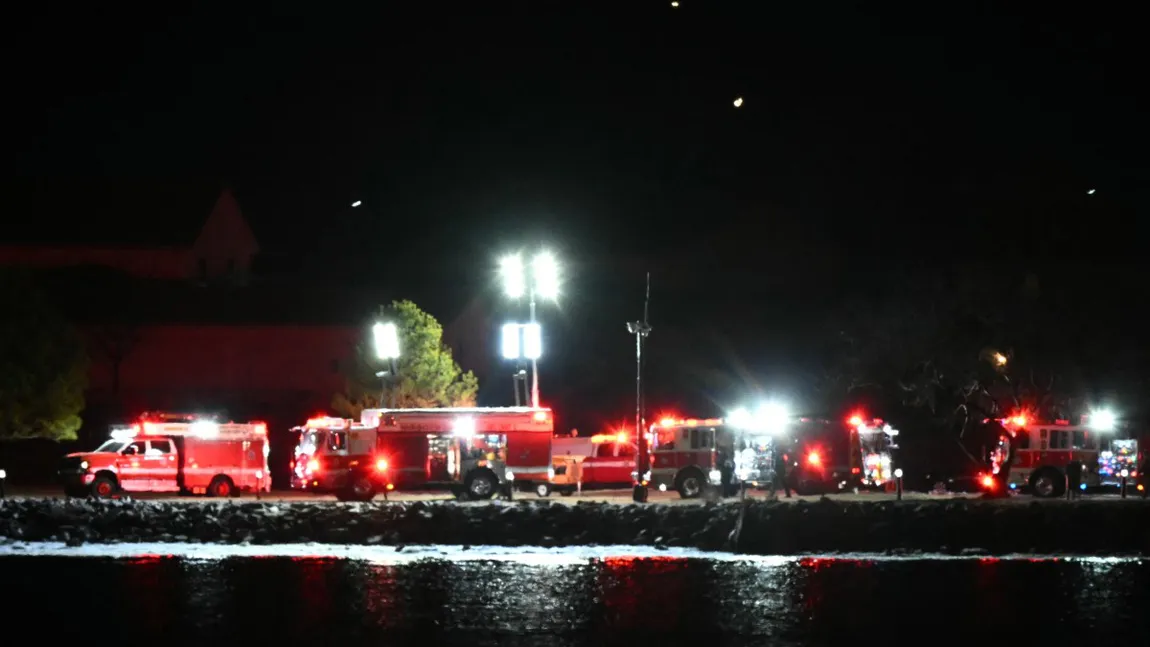Un avion de pasageri s-a ciocnit cu un elicopter al armatei SUA. 18 cadavre au fost scoase din râul Potomac. La bord se aflau mulţi sportivi celebri