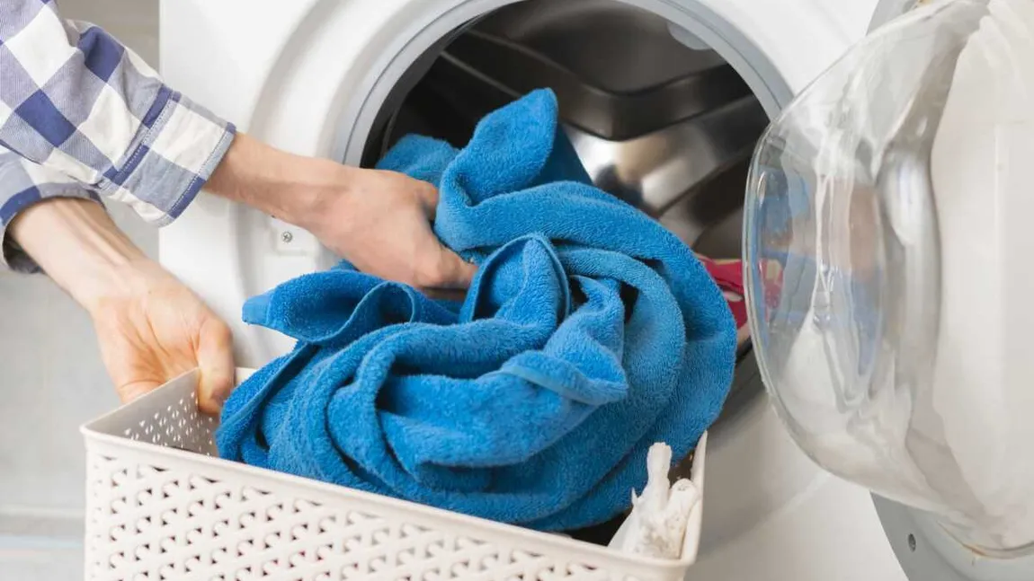 Cât de des trebuie spălate prosoapele astfel încât să nu ne pună sănătatea în pericol. La ce riscuri suntem supuşi dacă folosim prosoape îmbibate cu bacterii
