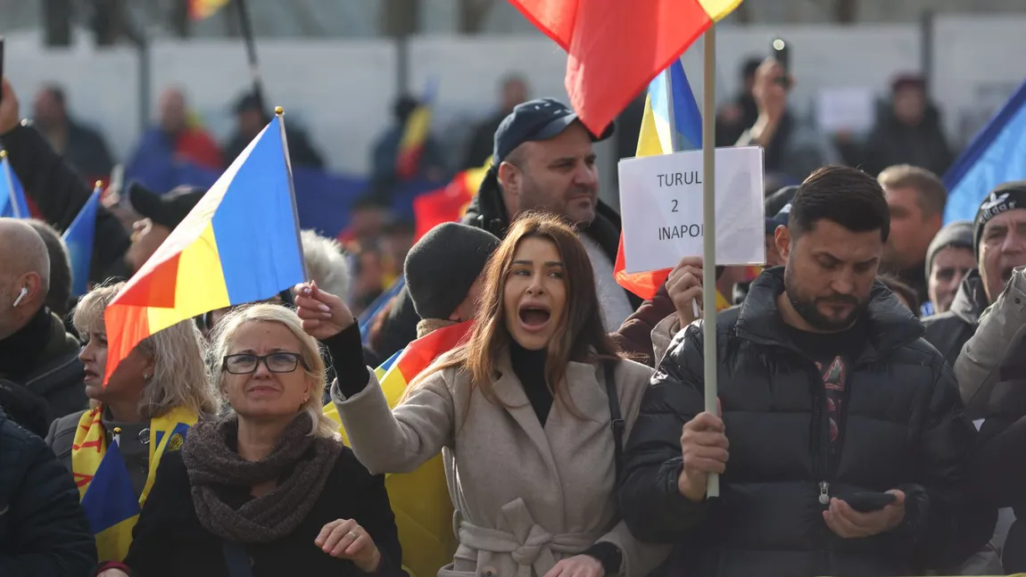 Protest cu mii de persoane în fața Palatului Parlamentului. CCR a a anunțat că a înregistrat cererea avocaţilor lui Călin Georgescu de revizuire a deciziei de anulare a primului tur al alegerilor prezidenţiale