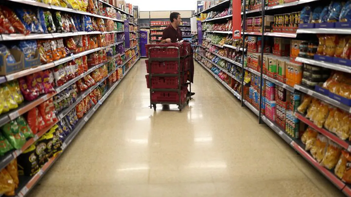 Concedieri masive. Un mare lanţ de supermarketuri desfiinţează 3.000 de locuri de muncă 